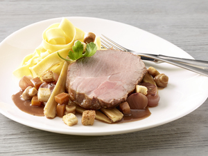 Schweinshalsbraten mit Nudeln